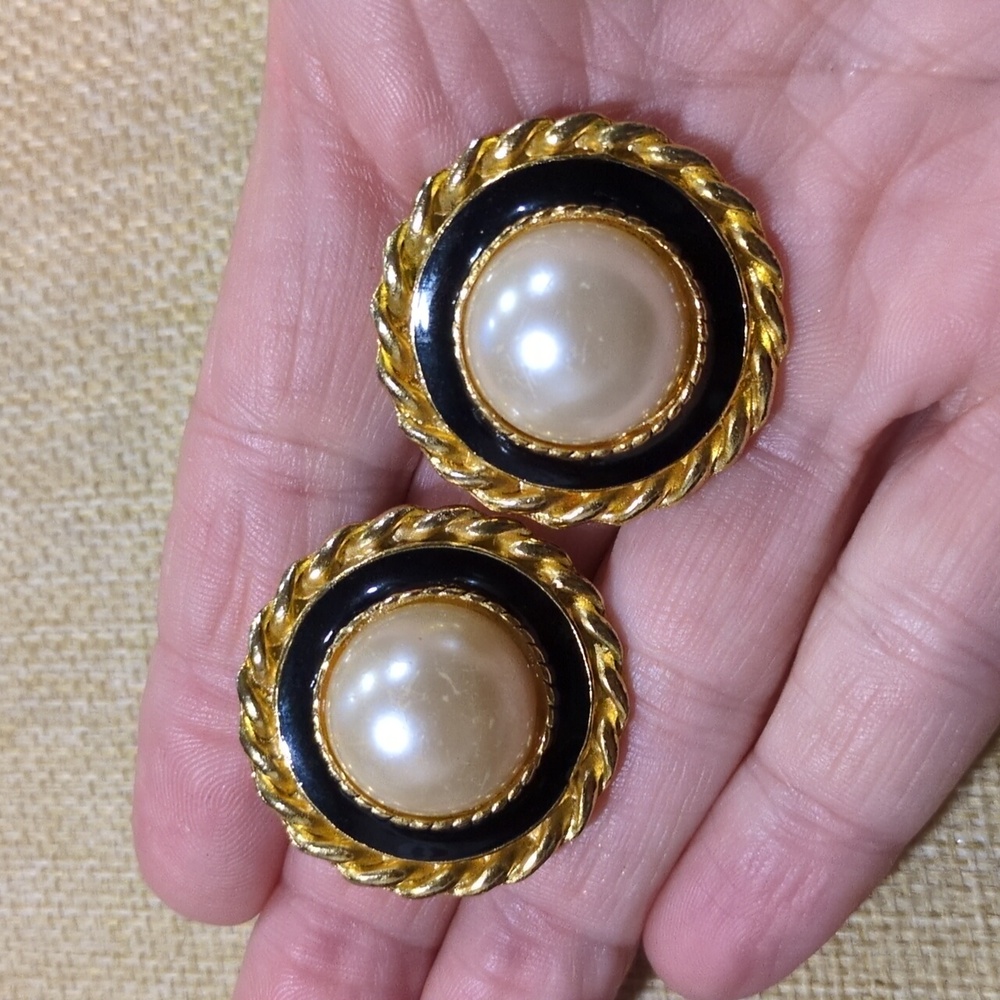 vintage  faux pearl black enamel clip-on earrings - Picture 6 of 6